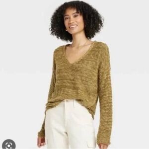 Women's Green Knit V-Neck Sweater - NWT - Universal Thread size medium